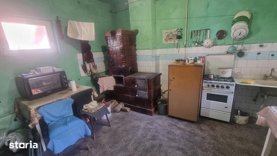 Casă cu 5 camere cu Teren 7928 Mp în Central