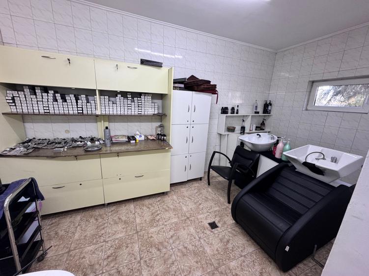 Casă individuală cu 13 camere cu Canalizare în Sud