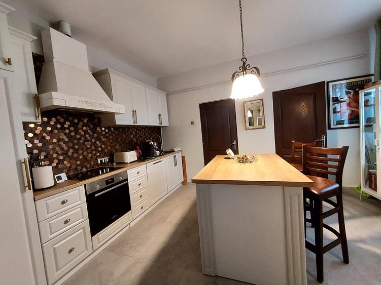 Casă individuală cu 6 camere cu Teren 2160 Mp în Simeria