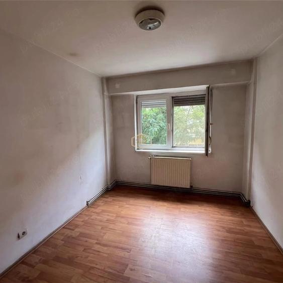 Apartament cu 3 camere semidecomandat în Micro 16