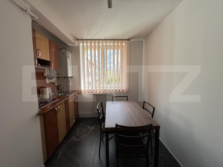 Apartament cu 3 camere semidecomandat, mobilat în Central