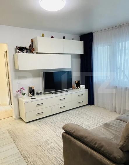 Apartament cu 3 camere semidecomandat, mobilat în Podu Roș
