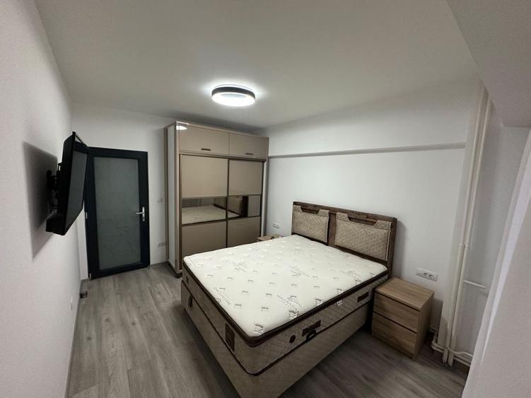 Apartament cu 4 camere decomandat în Casa de Cultură