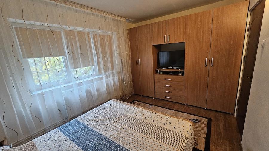 Apartament cu 3 camere semidecomandat în Rovine