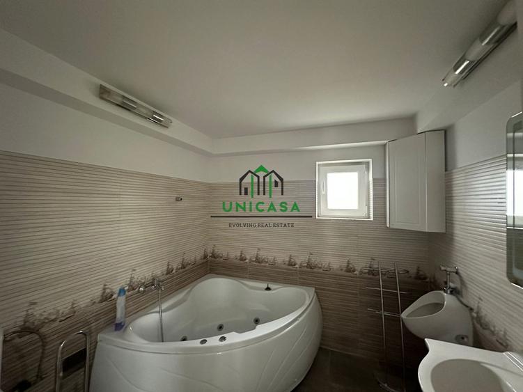 Casă individuală cu 8 camere cu Canalizare în Periferie