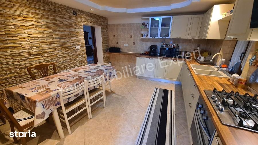 Casă cu 6 camere cu Teren 320 Mp în Corbeni