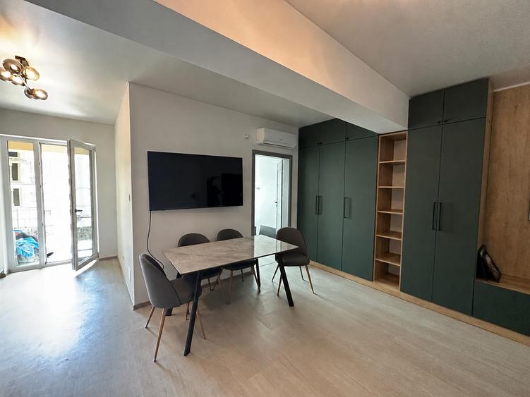 Apartament cu 3 camere semidecomandat în Sud
