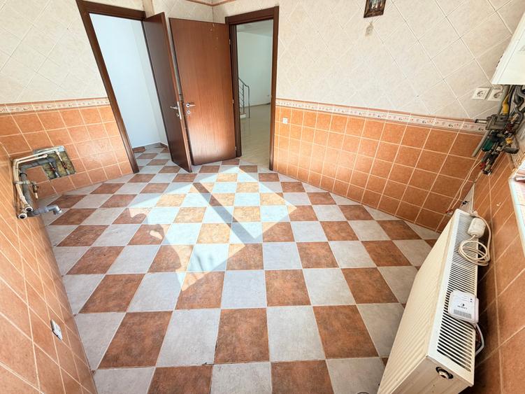 Duplex cu 4 camere cu Canalizare în Central