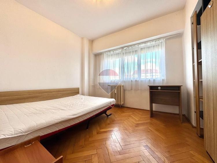 Apartament cu 4 camere decomandat, mobilat în Central