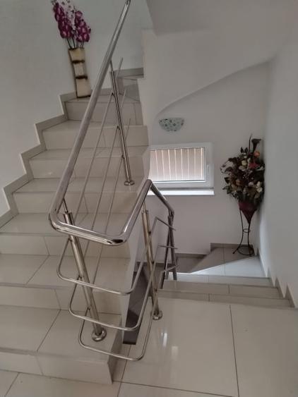 Casă individuală cu 5 camere cu Canalizare în Cârcea