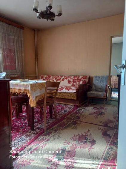 Apartament cu 3 camere semidecomandat în Cina