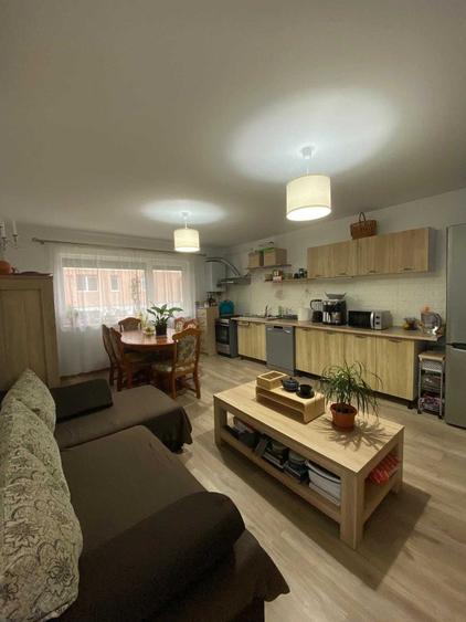 Apartament cu 3 camere decomandat în Florești