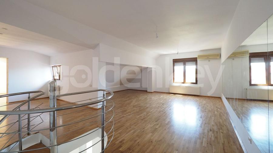 Duplex cu 6 camere cu Canalizare în Iancu Nicolae