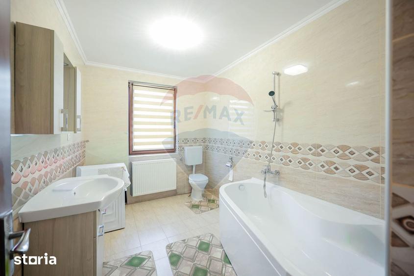 Casă cu 7 camere cu Teren 600 Mp în Sânmartin