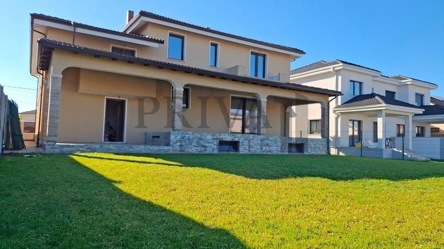 Casă individuală cu 6 camere cu Canalizare în Ghiroda
