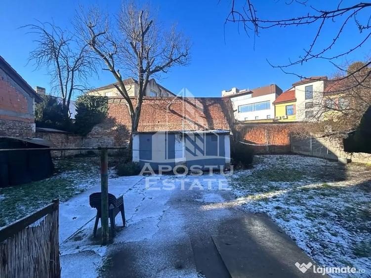 Casă cu 7 camere cu Teren 929 Mp în Central