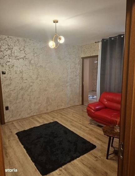 Apartament cu 3 camere semidecomandat în Calea Severinului