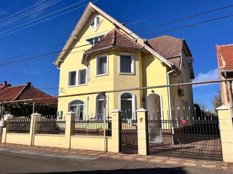 Casă cu 7 camere cu Canalizare în Central