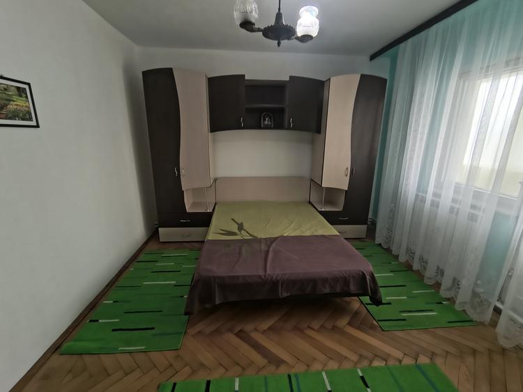 Apartament cu 3 camere decomandat, mobilat în