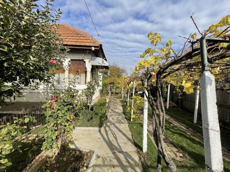 Casă cu 3 camere cu Teren 1500 Mp în Central