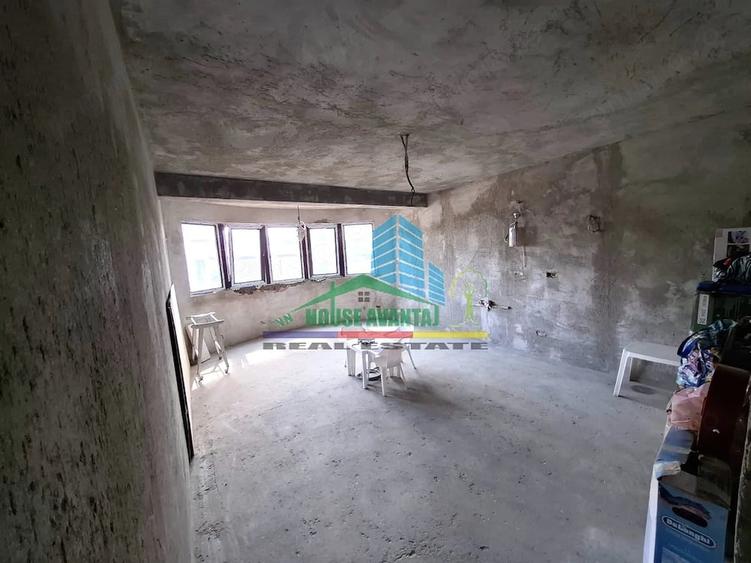 Casă cu 4 camere cu Teren 2428 Mp în Vest
