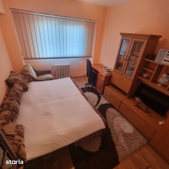 Apartament cu 3 camere semidecomandat în Mărăști