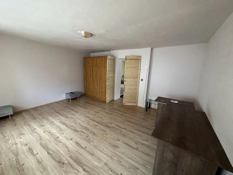 Casă cu 8 camere cu Teren 800 Mp în Central