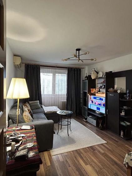Apartament cu 3 camere semidecomandat în Lacul Tei