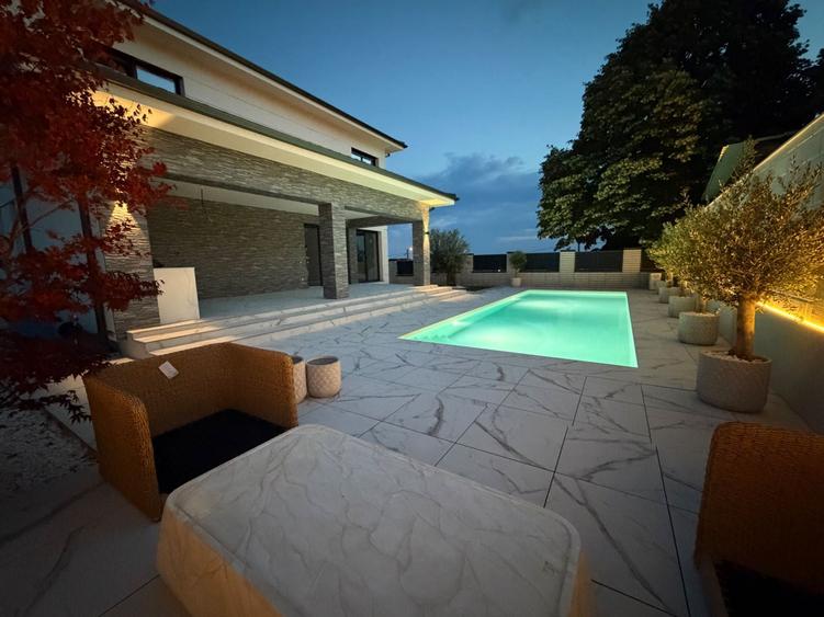 Casă cu 4 camere cu Piscina în Central
