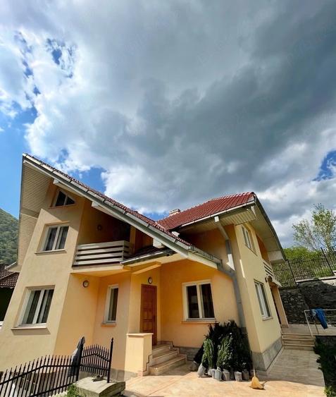 Casă cu 6 camere cu Teren 850 Mp în Central
