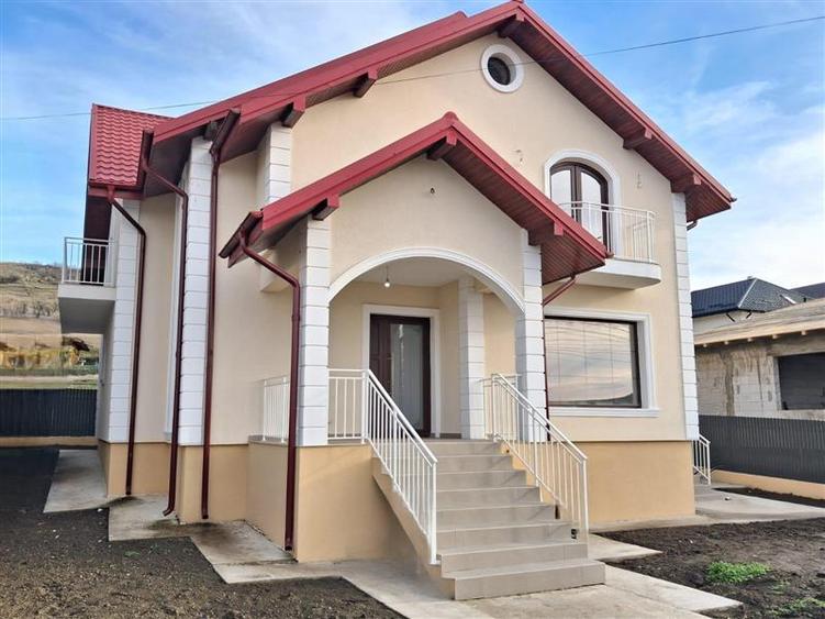 Casă individuală cu 4 camere cu Teren 500 Mp în Lețcani