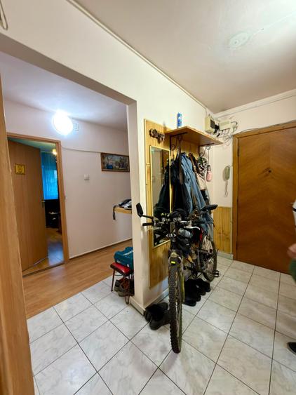 Apartament cu 4 camere semidecomandat în Lipovei