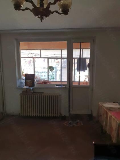 Apartament cu 4 camere semidecomandat în Mărăței