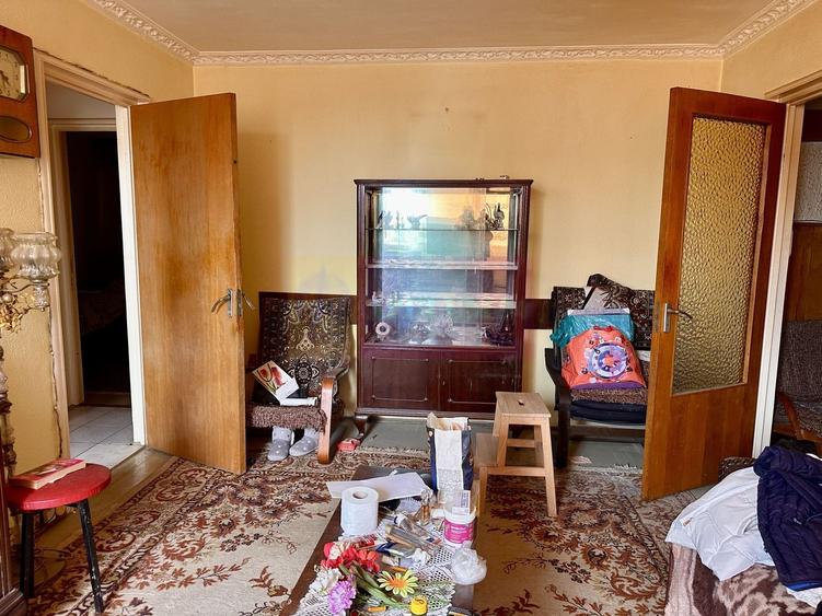 Apartament cu 3 camere semidecomandat în Rahova