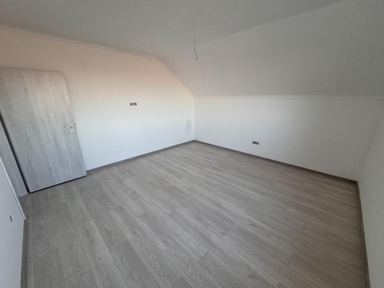 Duplex cu 4 camere cu Canalizare în Moșnița Nouă