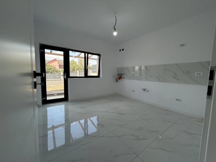 Duplex cu 4 camere cu Canalizare în Vișani