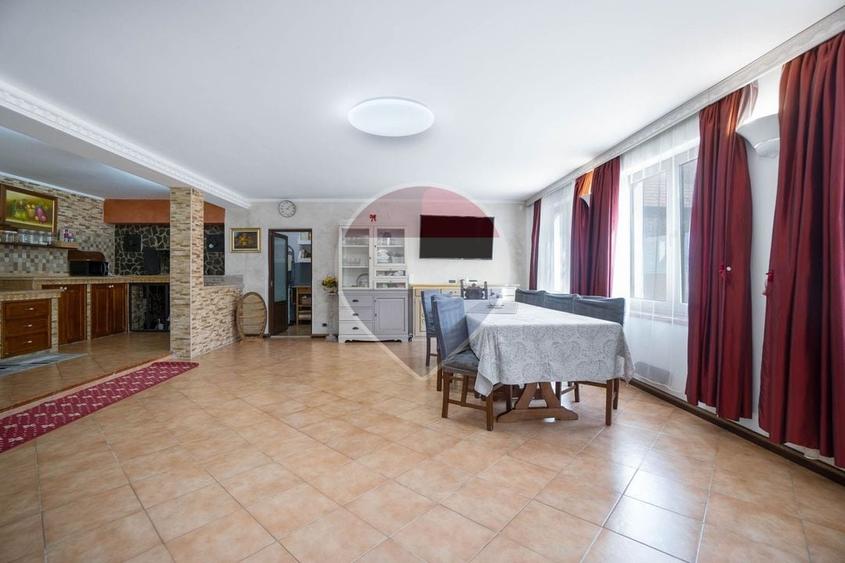 Casă individuală cu 6 camere cu Piscina în Mândra