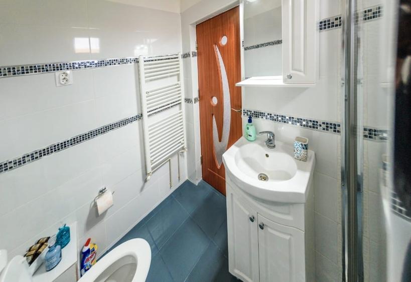 Apartament cu 3 camere decomandat, mobilat în Central