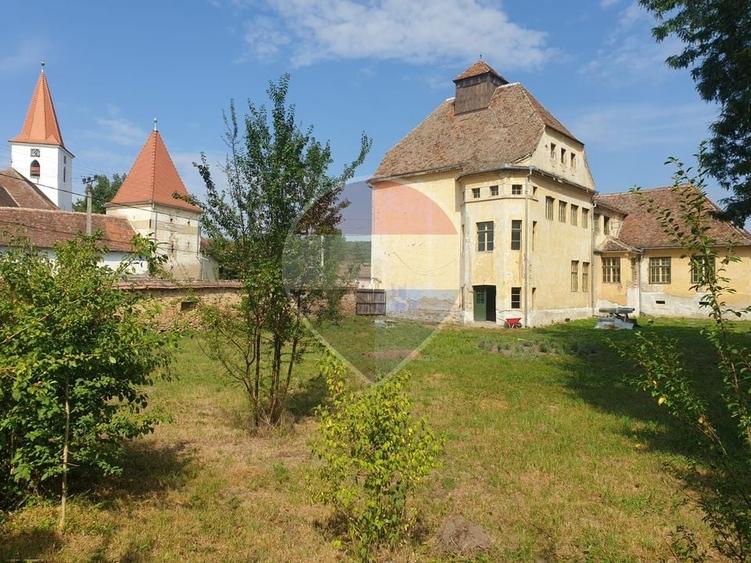 Casă individuală cu 7 camere cu Teren 1600 Mp în Bruiu