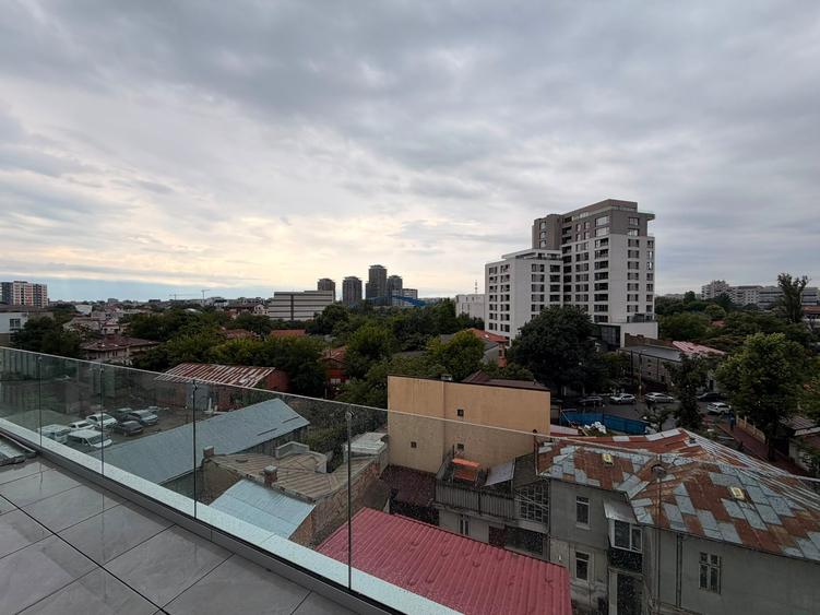 Penthouse cu 4 camere decomandat în Mihai Bravu