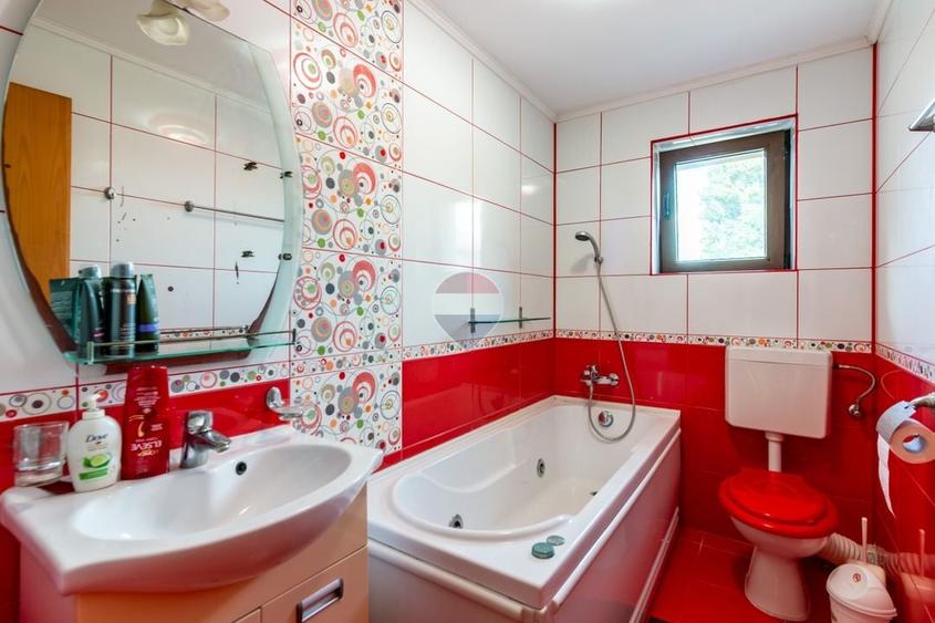 Casă individuală cu 8 camere cu Teren 440 Mp în Uverturii