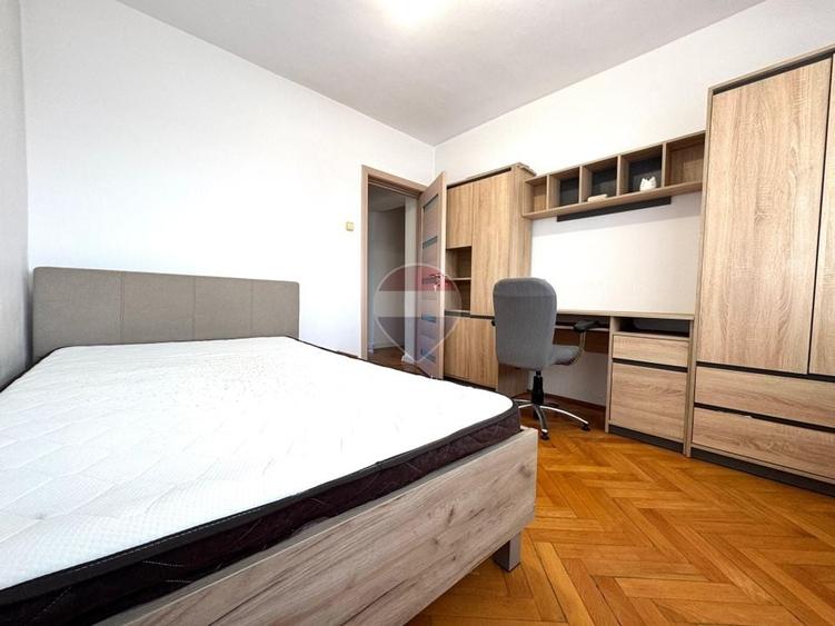Apartament cu 4 camere decomandat, mobilat în Central