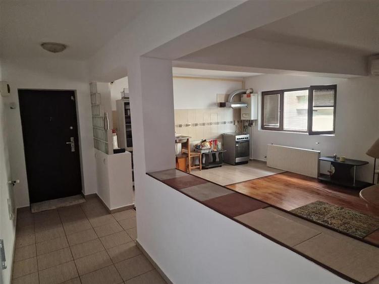 Apartament cu 3 camere decomandat, mobilat în Prelungirea Ghencea