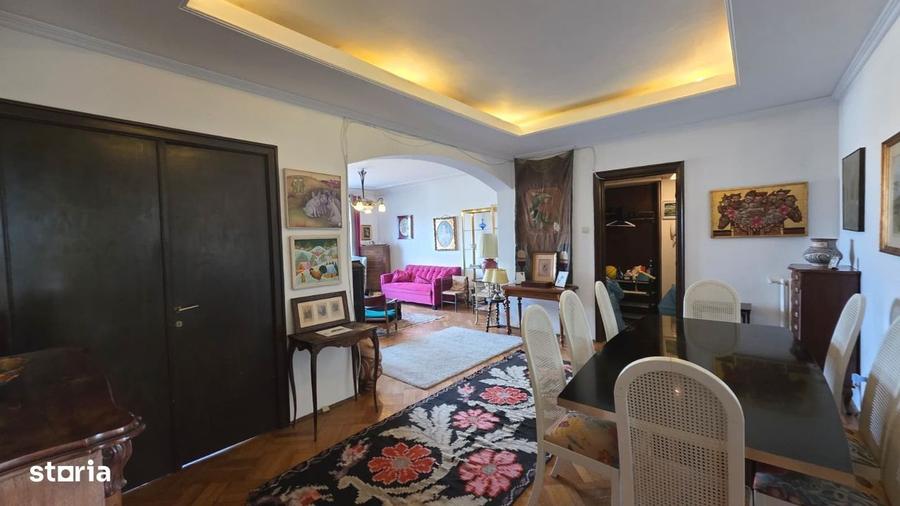 Apartament cu 3 camere în P-ța Universității