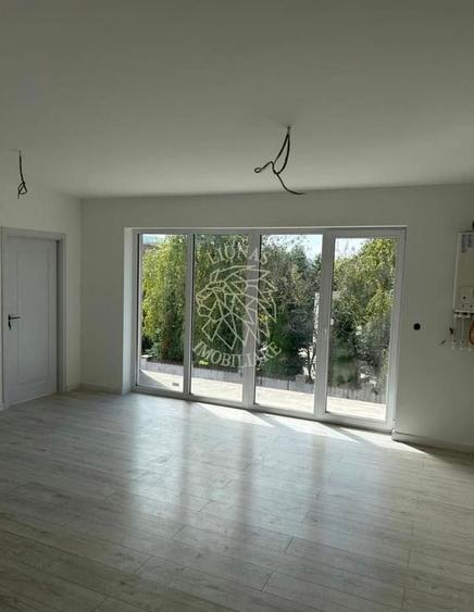 Apartament cu 3 camere semidecomandat în Calea Moldovei