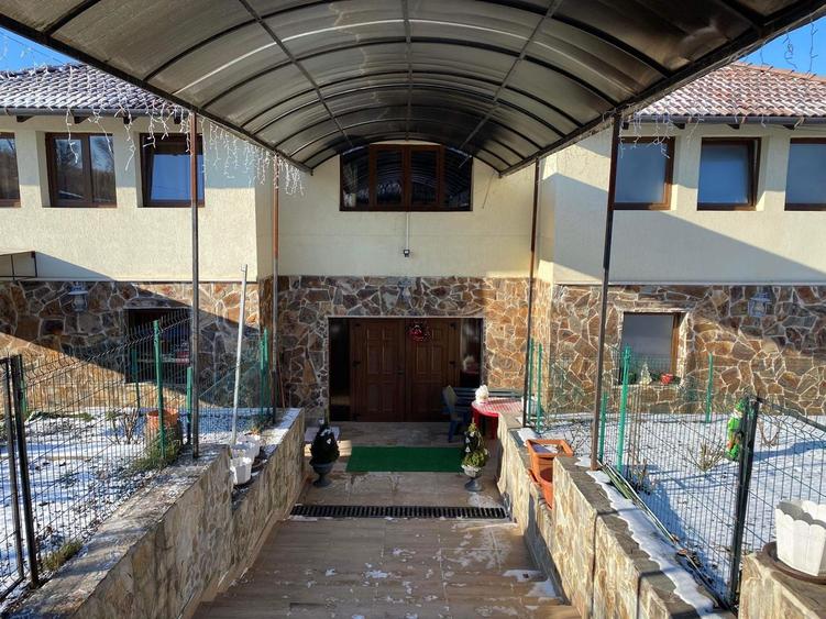 Casă individuală cu 6 camere cu Piscina în Făget