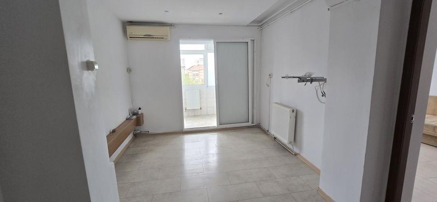 Apartament cu 3 camere decomandat în Micro 6