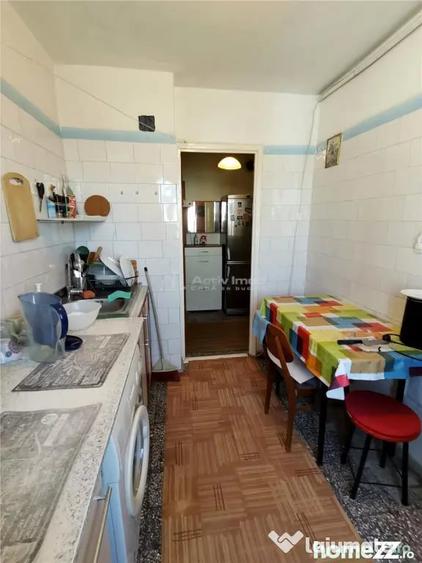 Apartament cu 3 camere decomandat în Alexandriei
