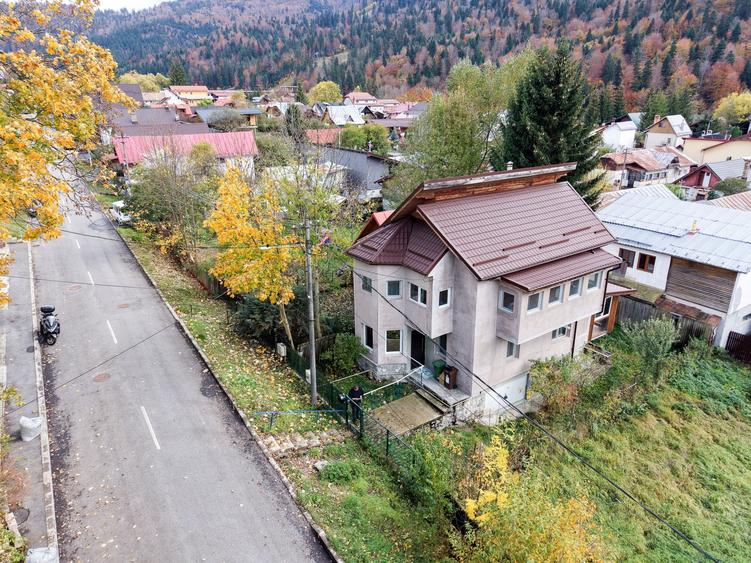 Casă individuală cu 4 camere cu Canalizare în Azuga