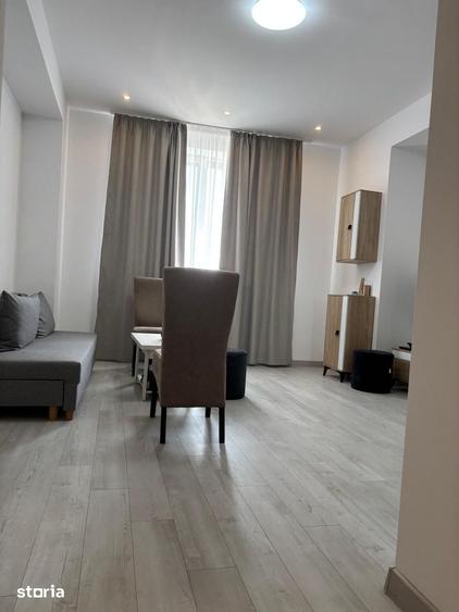 Apartament cu 3 camere semidecomandat în Văcăresti
